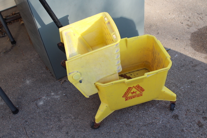 lot 1131 image: Mop Bucket with Wringer