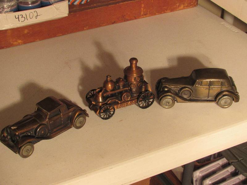 lot 5002 image: 3 car banks