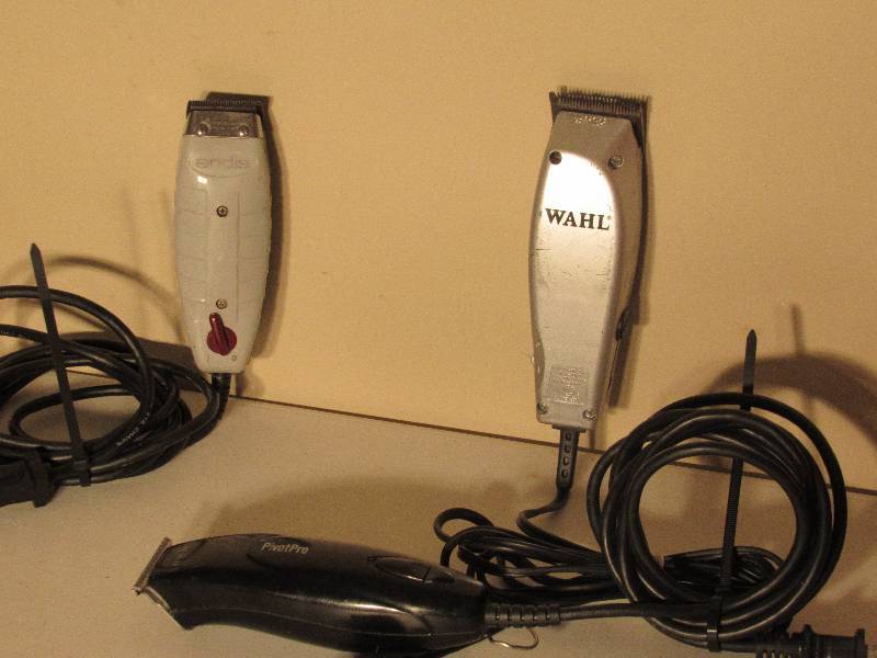 lot 5014 image: 3 Electric Shavers