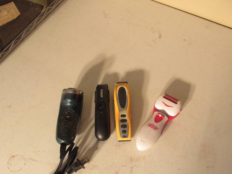 lot 5033 image: 4 Shavers - 3 Battery Powered, 1 Electric