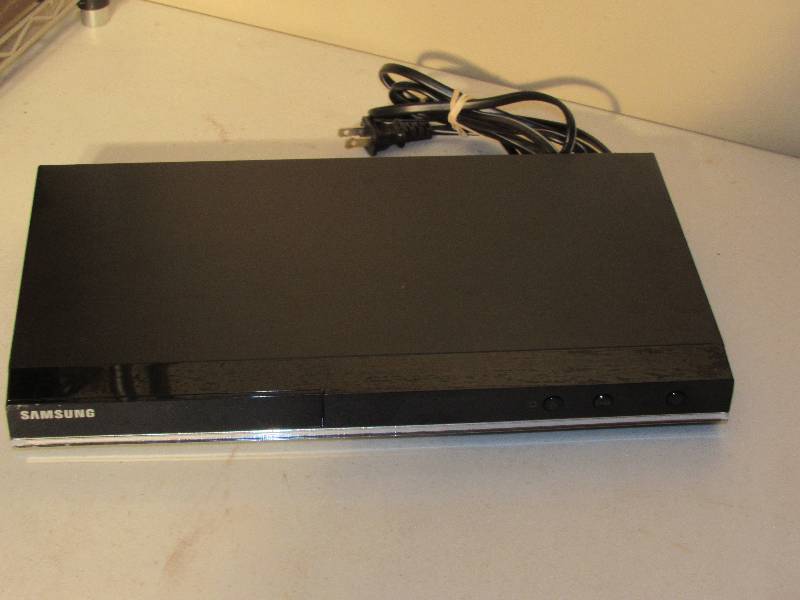 lot 5040 image: Samsung DVD Player & Small TMK ACDC TV