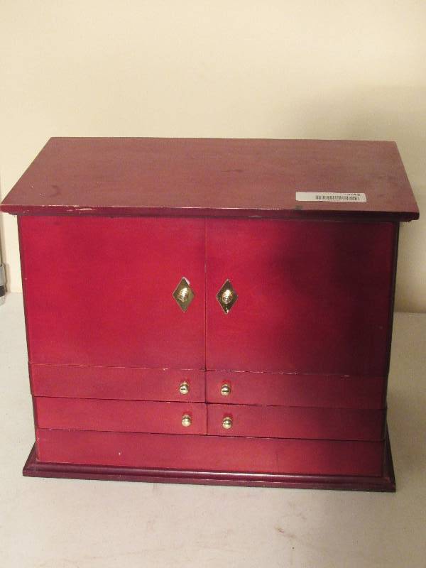lot 5042 image: Jewelry Box by Lori Greiner