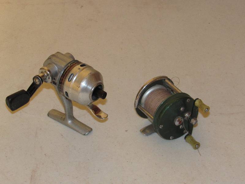 lot 5046 image: 2 Fishing Reels, 1 Shakespeare Sportcast, 1 Daiwq