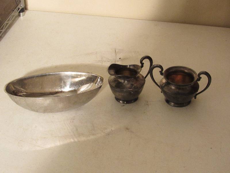 lot 5051 image: Oval Dish & Cream and Sugar (missing lid)