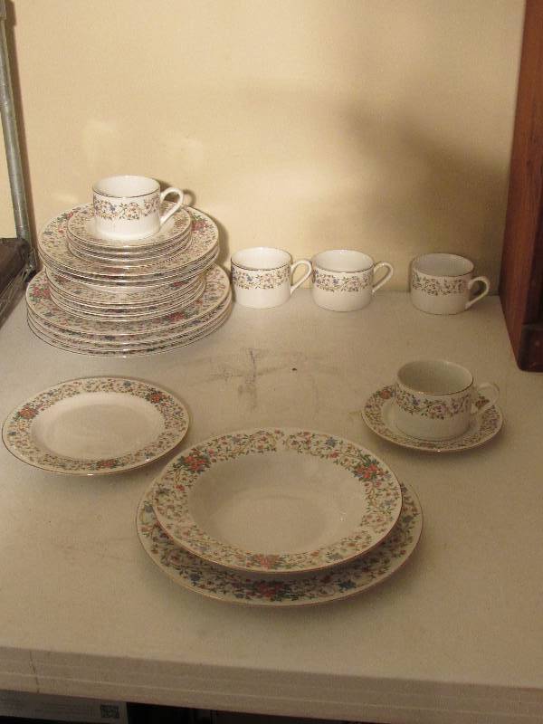 lot 5053 image: Dish Set - 5 place settings - 25 pieces total