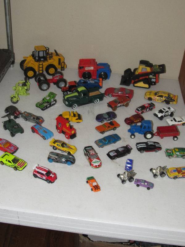 lot 5065 image: Box of Hotwheels and Dozer