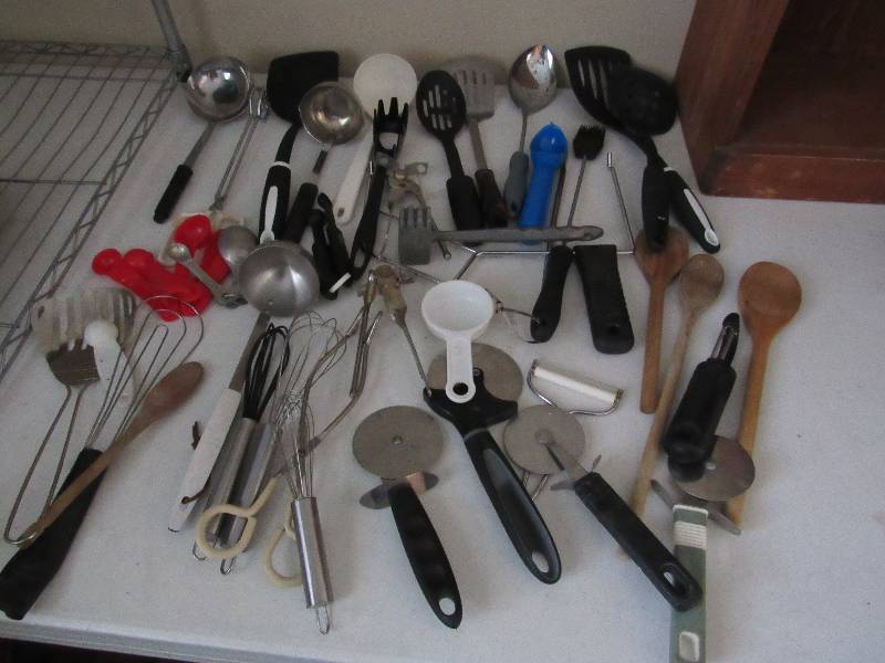 lot 5066 image: Assorted Kitchen Utensils