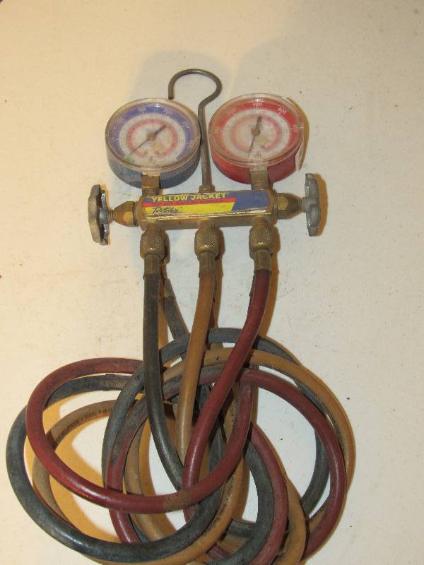 lot 5099 image: Yellow Jacket Manifold Testing & Charging Set