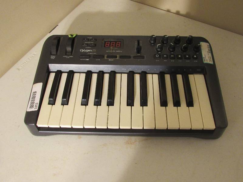 lot 5101 image: Oxygen 25 Keyboard