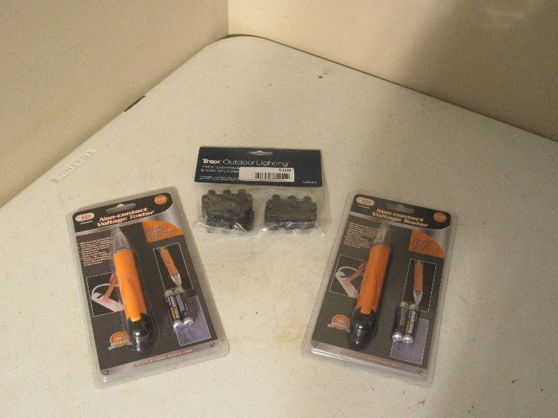 lot 5109 image: Electric Clip Assorted Bag, Outdoor lighting Splitters & 2 Voltage Testers
