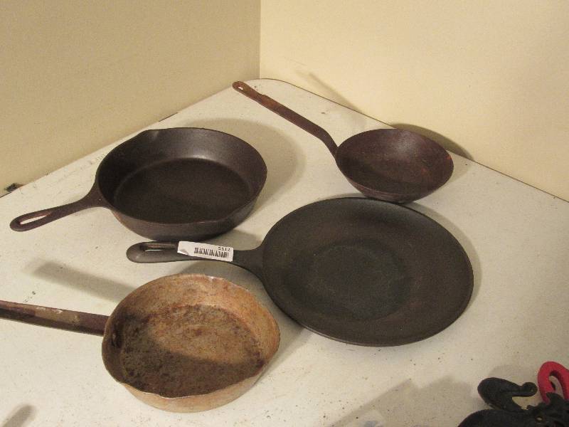 lot 5112 image: 2 Cast Iron Skillets