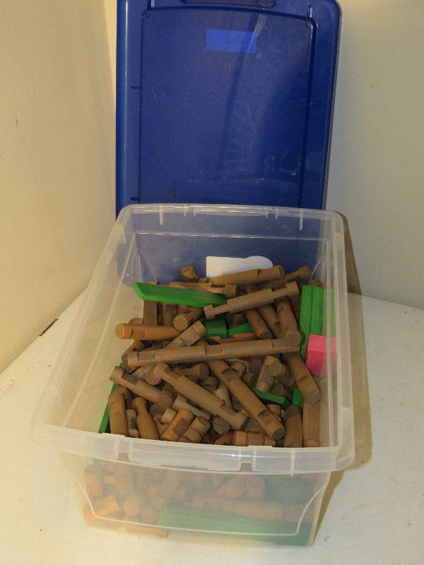 lot 5114 image: Plastic Tote with Lid - Full of Lincoln Log Blocks