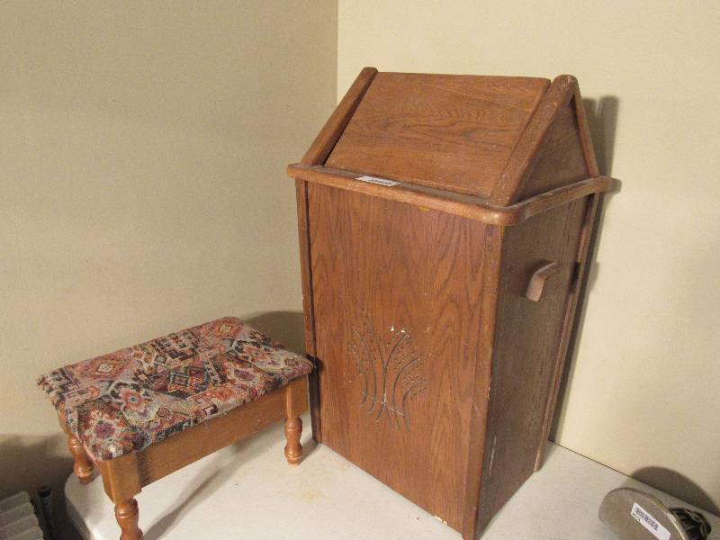 lot 5119 image: Brown Wooden Trash Can with Lid