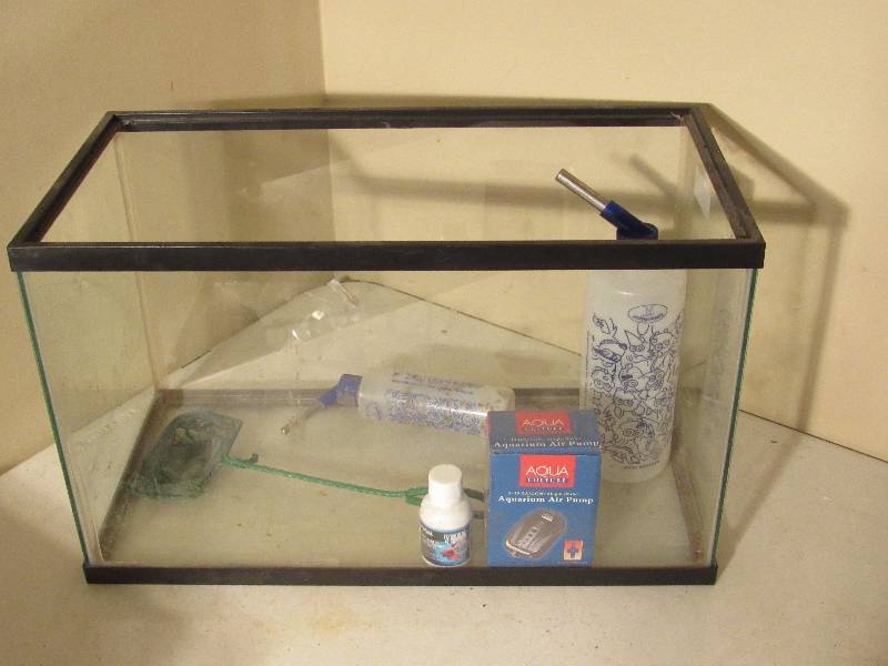 lot 5131 image: Glass aquarium with air pump