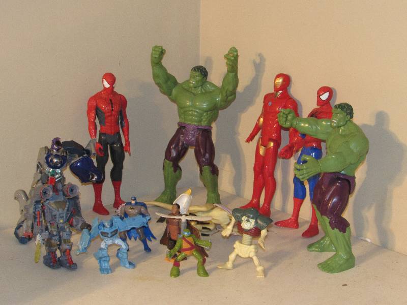 lot 5142 image: Assorted toys - Spiderman, Incredible Hulk