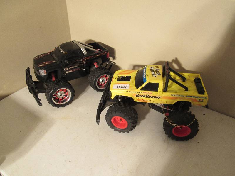 lot 5147 image: 2 Trucks