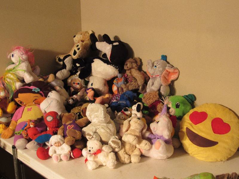 lot 5181 image: Lot of stuffed animals