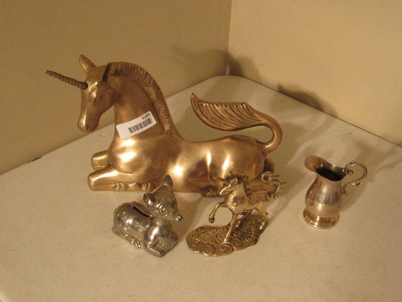lot 5185 image: Unicorns and decor