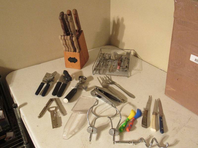 lot 5191 image: Knife block, Flatware and utensils