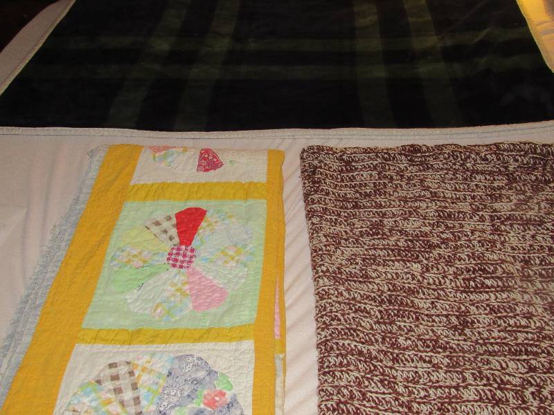 lot 5196 image: 3 blankets