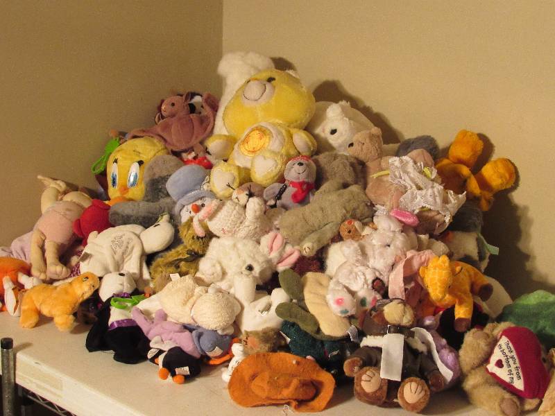lot 5200 image: Lot of stuffed animals