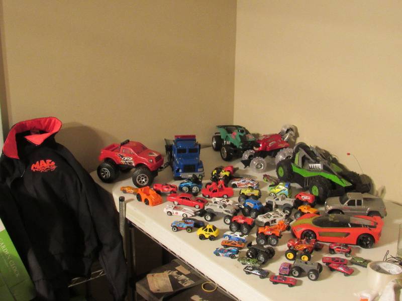 lot 5202 image: Assorted trucks and Mac tools jacket