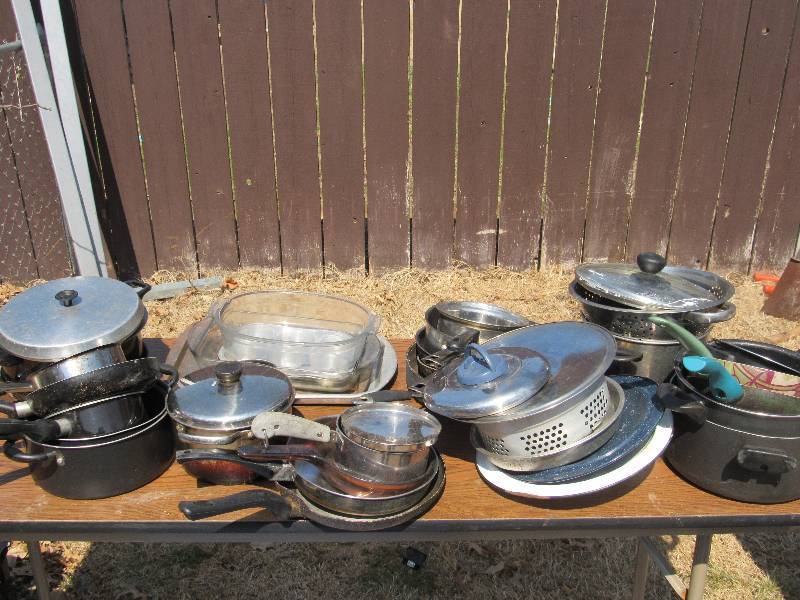 lot 5206 image: Assorted pots and pans