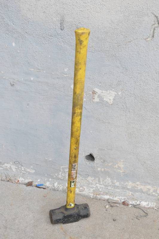 lot 1054 image: 8Lb Sledgehammer with fiberglass handle