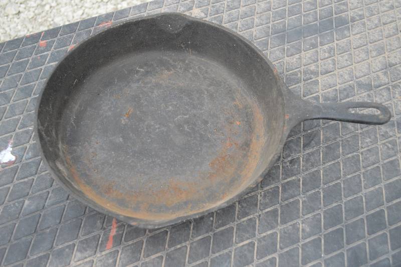 lot 1039 image: Wagner Ware cast iron skillet - 11.75 inch