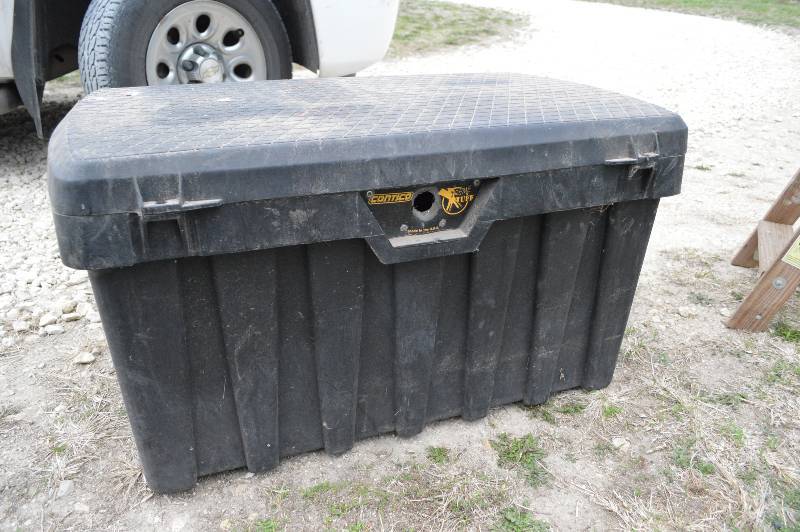 lot 1040 image: Contico plastic toolbox - misssing lock