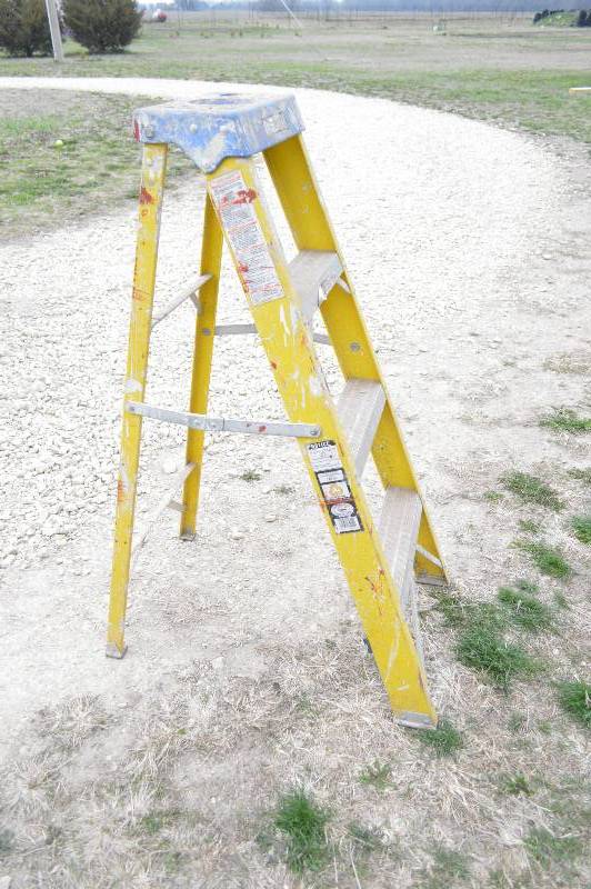 lot 1041 image: Cuprum 4 fiberglass step ladder