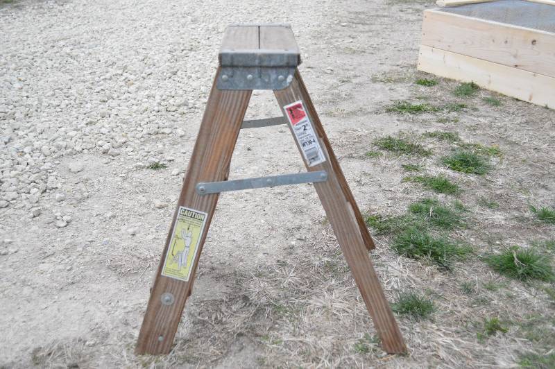 lot 1042 image: Werner 2 wooden step ladder