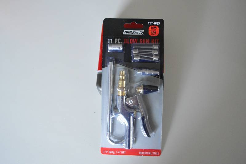lot 1049 image: 11 Piece Blow Gun Kit
