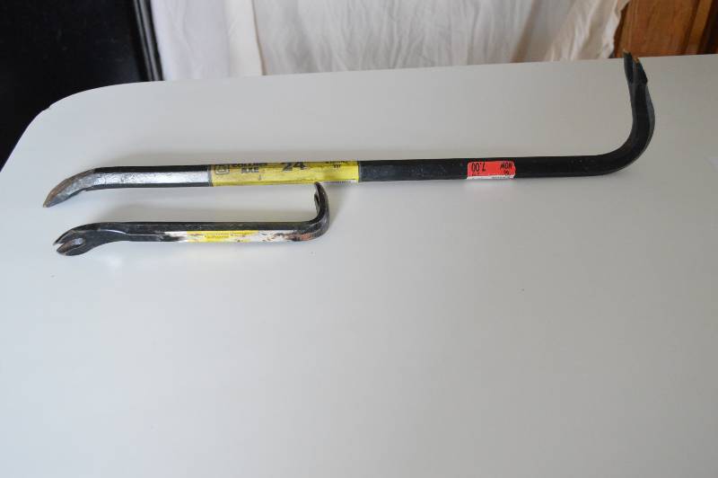 lot 1083 image: 24 Wrecking bar and nail puller