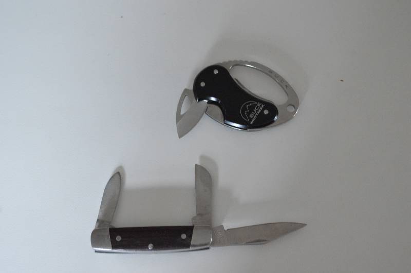 lot 1087 image: Buck Whittaker knife with bottle opener and Bar Creek pocket knife
