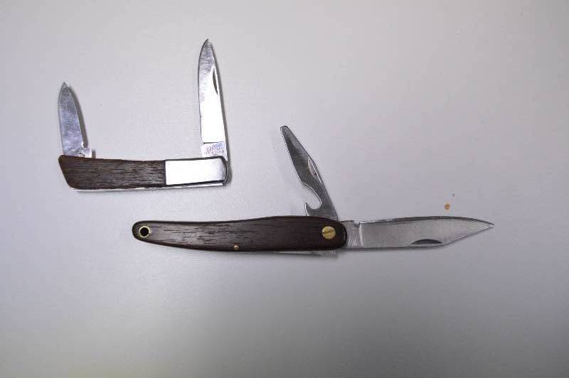 lot 1109 image: 2 pocket knives - one is Gerber