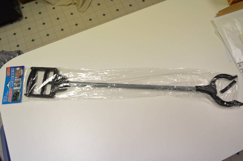lot 1142 image: Handy Reacher