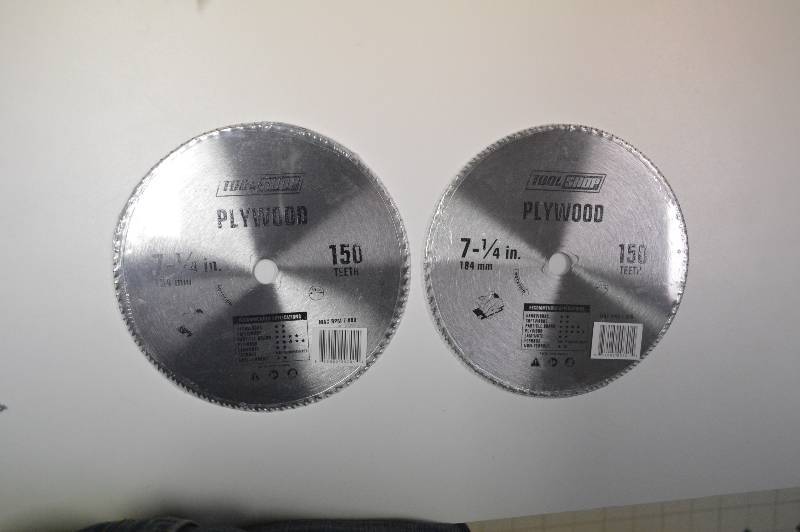 lot 1146 image: 2 - 7.25 Saw Blades - New