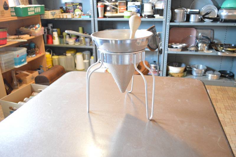 lot 1302 image: Vintage Chinois Set - Strainer with stand and pestle