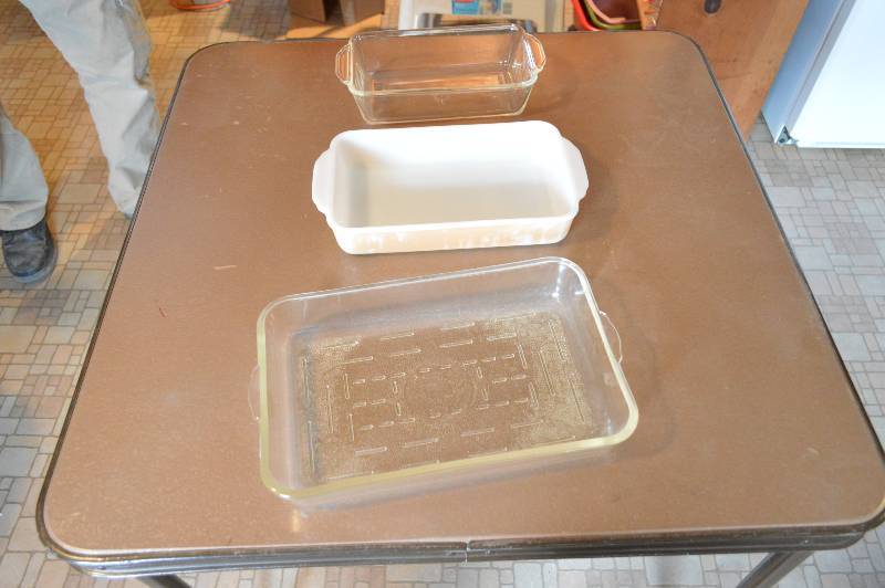 lot 1303 image: 3 Pyrex Baking Dishes