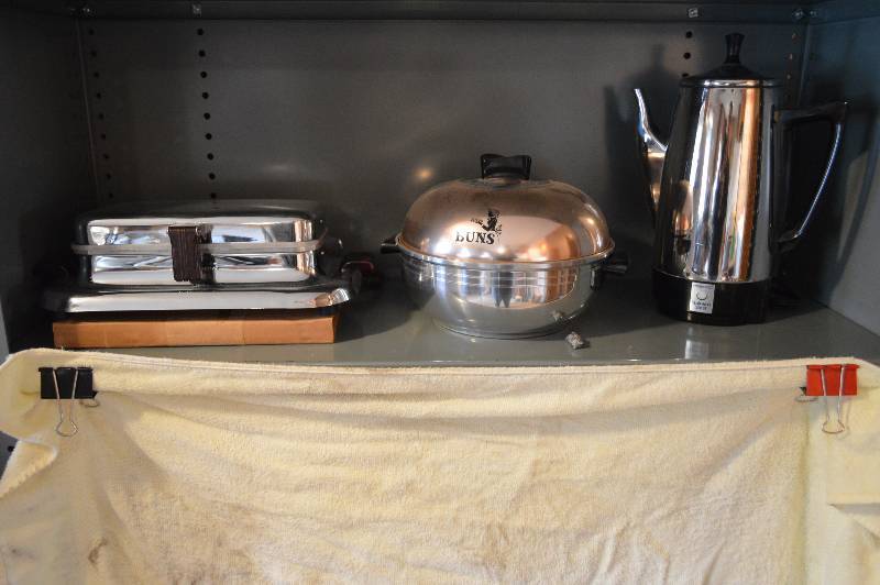 lot 1307 image: Lot of Vintage Kitchen Items - Waffle Maker, Presto Percolator, Bun Warmer