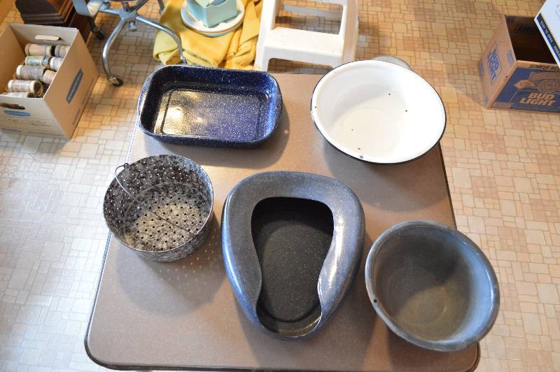 lot 1312 image: Assorted Enamel ware