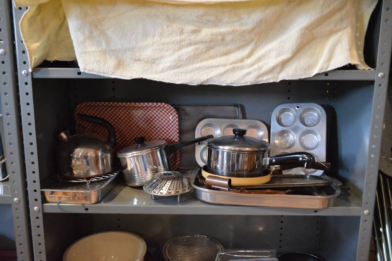 lot 1314 image: Assorted cookware - all on shelf