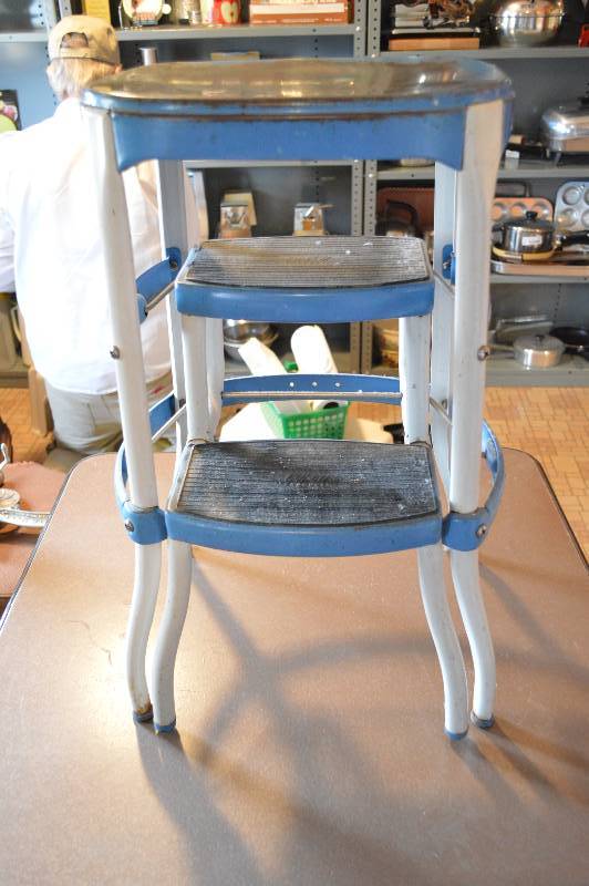 lot 1317A image: Cosco vintage step-stool