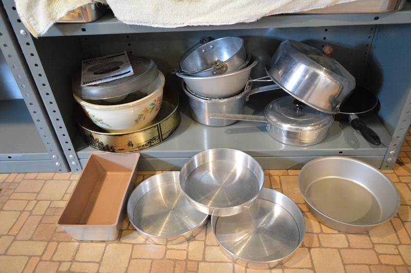 lot 1319 image: Assorted kitchenware - All on shelf