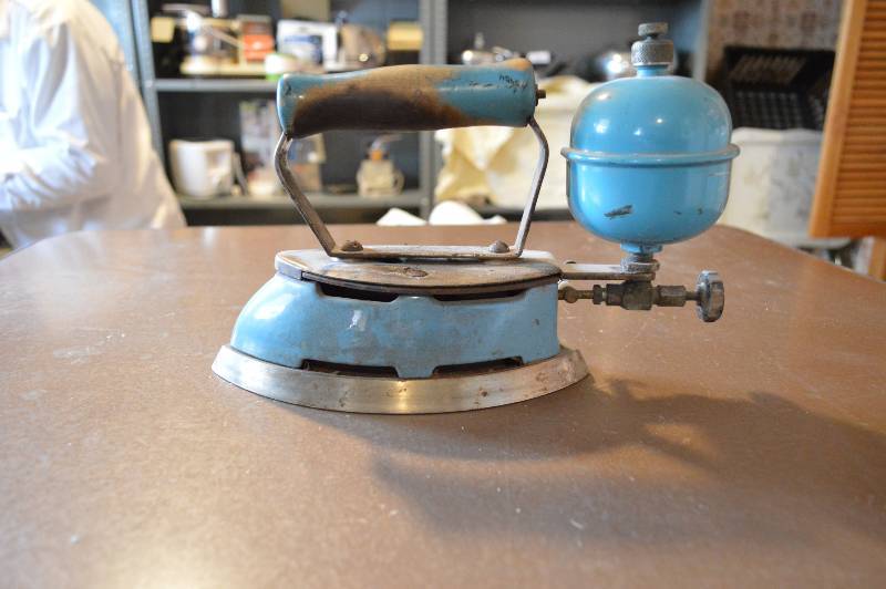 lot 1322 image: Gas-powered Iron - Vintage, Cool
