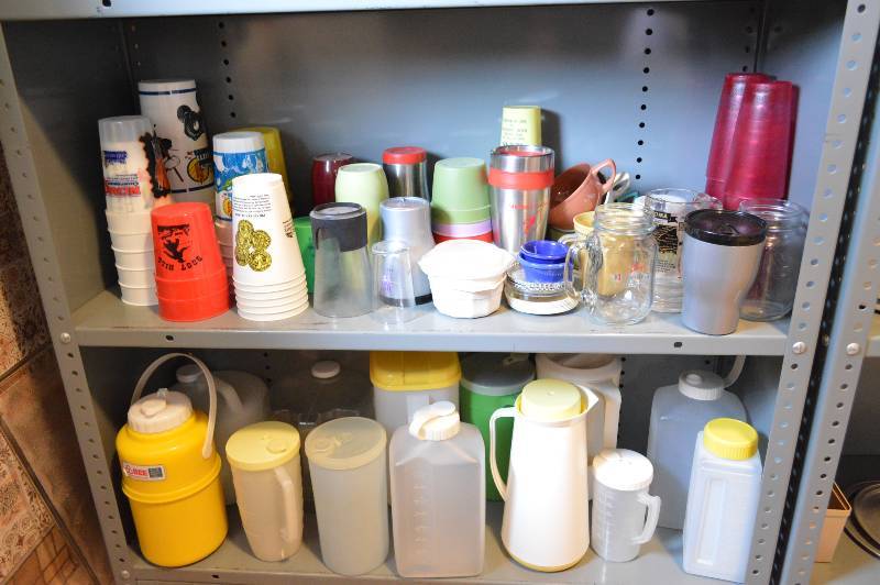 lot 1323 image: All on 2 shelves - Tupperware, plastic kitchenware, cups, and more