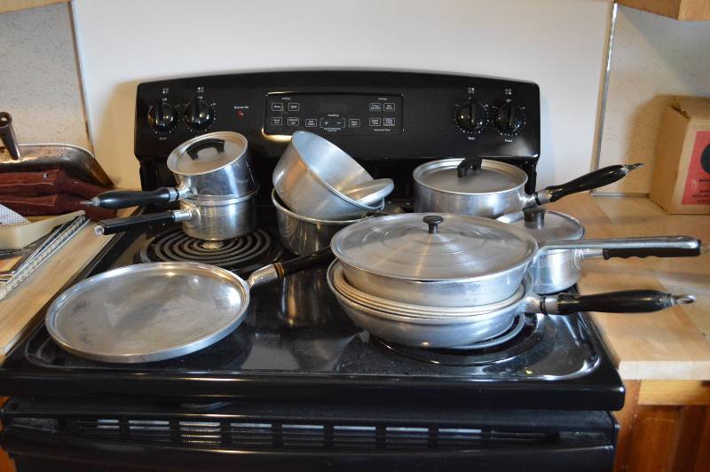 lot 1324 image: Assorted aluminum cookware - vintage