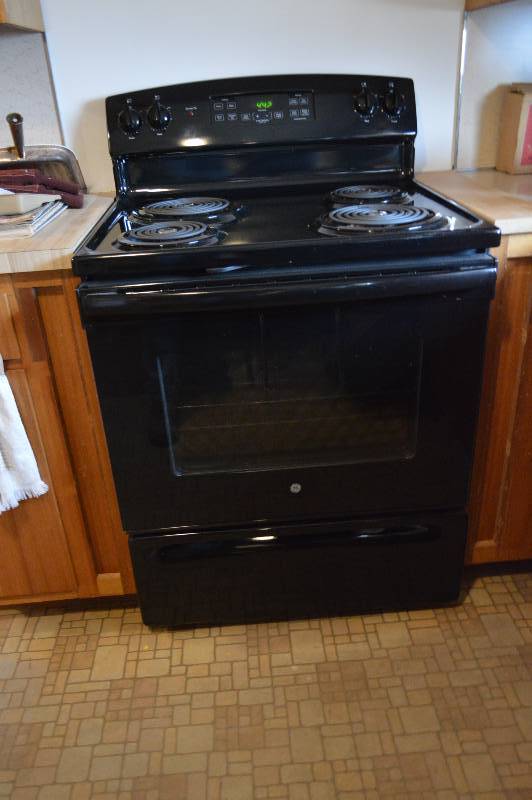 lot 1325 image: GE Electric Range - clean, works well, less than 2 yrs old, used very little