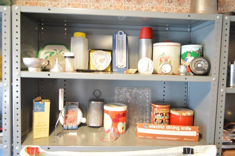 lot 1326 image: All on 2 shelves - vintage kitchenware